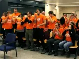 Los miembros de Segi juzgados en la Audiencia Nacional inflan globos naranjas en apoyo al detenido Luis Goñi.