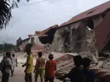 Filipinos observan la Catedral San Pedro destruida por un terremoto de 7.2 grados de magnitud, en Loboc, provincia de Bohol (Filipinas).