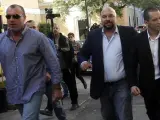 Los dirigentes del partido Amanecer Dorado, Nikos Michos (i), Ilias Panagiotaros (c) y Ilias Kasidiaris (d), abandonan los juzgados de Atenas (Grecia).