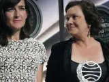 La ganadora del Premio Planeta, Clara Sánchez, y la finalista, Ángeles González Sinde, durante la entrega del galardón.
