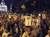 Un momento de la manifestación que bajo el lema "Contra la riqueza que empobrece, actúa", se ha llevado a cabo en Madrid
