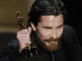 El actor británico Christian Bale recoge su Oscar a mejor actor de reparto por 'The Fighter'.