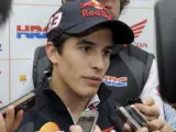 El piloto de Honda Marc Márquez atiende a los medios tras ser descalificado en el GP de Australia de MotoGP. "He seguido lo que me han marcado desde la pizarra", dijo. Lorenzo ganó la carrera, Pedrosa quedó segundo y Rossi, tercero.