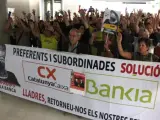 Un centenar de afectados por las preferentes se han manifestado en la Ciudad de la Justicia coincidiendo con la declaración de Narcís Serra y Adolf Todó.