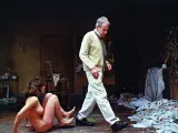 Una de las fotos de David Dawson que muestran a Lucian Freud en su estudio, durante una sesión de trabajo con una modelo. 'Lucian Freud: In Private' ('Lucian Freud: en privado') reúne las imágenes que el asistente de Freud capturó durante los últimos 15 años de la carrera del célebre pintor