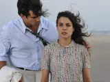 Adriana Ugarte y Rubén Cortada en 'El tiempo entre costuras'.