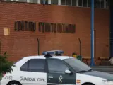 Un coche de la Guardia Civil en las inmediaciones del centro penitenciario de Teixeiro, donde cumple condena la etarra Inés del Río.