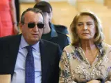 Carlos Fabra, junto a su exmujer, María Amparo Fernández, en una sesión del juicio por el 'caso Naranjax'.