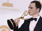 El actor Jim Parson besa el premio Emmy recibido por su papel de Sheldon en la serie 'The Big Bang Theory' en septiembre de 2013.