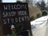Unos carteles dan la bienvenida a los alumnos de la escuela de Sandy Hook de Newtown (Connectictut).