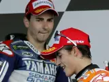 Jorge Lorenzo observa a Marc Márquez en el podio tras su polémica en el GP de Jerez.