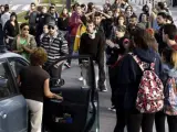 Piquetes informativos cortan el paso en una de las tres entradas del campus de la Universidad de Murcia por la huelga estudiantil en toda España contra los recortes y la reforma educativa, con el apoyo de los padres de Ceapa y varias organizaciones de estudiantes.