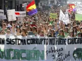 Multitud de estudiantes, durante la manifestación que ha tenido lugar desde la plaza de la Merced de Murcia contra los recortes y la reforma educativa.