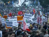 Miles de personas se manifestaron en Madrid, pese a la lluvia, contra la 'ley Wert'. Pese a las numerosas protestas que se llevaron a cabo durante todo el año en todo el país, el Gobierno aprobó la reforma educativa gracias a su mayoría parlamentaria.