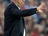 El entrenador italiano del Real Madrid, Carlo Ancelotti, da instrucciones a sus jugadores durante el 'Clásico'.