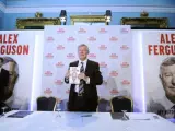 Sir Alex Ferguson, exentrenador del Manchester United, posa con su autobiografía en una rueda de prensa convocada en el Instituto de Directores en Londres (Reino Unido).
