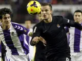 Seferovic, de la Real Sociedad, pugna por una posesión con Marc Valiente, del Real Valladolid.
