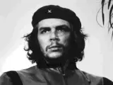 La famosa foto del Che Guevara en la que aparece su rostro con la boina negra mirando a lo lejos, tomada por Alberto Korda el 5 de marzo de 1960 en un entierro por la víctimas de la explosión de La Coubre.