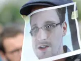 Imagen de archivo de un simpatizante de Edward Snowden luciendo una careta con el rostro del exagente durante una manifestación en Berlín, Alemania.