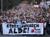 Miles de personas participan en Arrasate (Gipuzkoa) en una manifestación convocada por los órganos representativos de Fagor Electrodomésticos para exigir el mantenimiento del empleo de la cooperativa vasca.