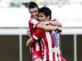 David Villa abraza a Diego Costa en el primer partido del delantero asturiano con la camiseta del Atlético de Madrid.
