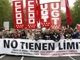 Los secretarios generales de CC OO, Ignacio Férnandez Toxo (7d), y de UGT, Cándido Méndez (6d); en la cabecera de la manifestación con motivo del Primero de Mayo.