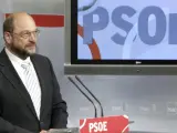 El presidente del Parlamento Europeo, Martin Schulz, comparece en la sede del PSOE tras reunirse con Alfredo Pérez Rubalcaba.