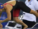 La nadadora española Mireia Belmonte se lanza a la piscina en una prueba de la Copa del Mundo.