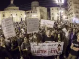 Concentración en la Plaza de la Virgen de Valencia, contra el anuncio de cierre Radio Televisión Valenciana.