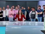 El momento en que la presentadora del informativo de la noche, Amalia Sebastián (c), acompañada por trabajadores de la televisión valenciana, informa a los telespectadores del cierre de la cadena.