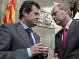 El president de la Generalitat, Alberto Fabra, habla con el vicepresident del Consell, José Ciscar.