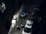Un grupo de Mossos d'Esquadra retienen a un hombre en el barrio del Raval y le propinan puñetazos, patadas y rodillazos.