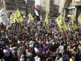 Decenas de simpatizantes del depuesto presidente egipcio Mohamed Mursi muestran pancartas con el saludo de los "cuatro dedos" durante unas protestas en El Cairo (Egipto).