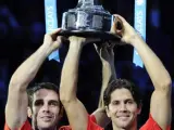 Los tenistas David Marrero y Fernando Verdasco posan con el trofeo que les acredita como ganadores de la Copa de Maestros en la categoría de dobles en 2013.