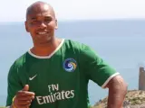 El jugador hispanobrasileño Marcos Senna posa con la camiseta de los New York Cosmos, su nuevo equipo.