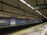 Andenes de una estaci&oacute;n de la l&iacute;nea 7 de Metro de Madrid.