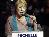 La candidata presidencial de la Nueva Mayoría, Michelle Bachelet, habla durante su cierre de campaña en Santiago de Chile (Chile).