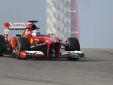 El piloto español de Ferrari, Fernando Alonso, rueda con su monoplaza en el GP de Estados Unidos, que se disputa en Austi, Texas.