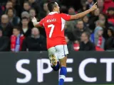 El delantero chileno Alexis Sánchez celebra uno de los goles que marcó con su selección en el estadio de Wembley, en Londres.