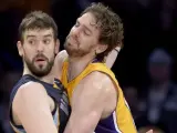 Los hermanos Gasol, Marc y Pau, chocan en el encuentro que enfrentó a sus equipos, los Grizzlies y los Lakers, en el Staples Center de Los Ángeles, California.