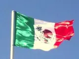 Polémica bandera de México en una tienda de McLaren, que está adornada por una hoja de marihuana.