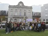 La comunidad de Erasmus españoles de Bruselas, durante una concentración ante la sede del Parlamento Europeo para protestar por los recortes que está sufriendo la educación publica en España y defender la continuidad de estas becas en el futuro.