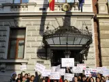 Estudiantes españoles en Hungría, frente a la embajada de España en Budapest, protestando por los recortes que sufre la educación en España.