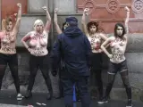 Momento en que las cinco activistas de Femen en Madrid eran detenidas por la Policía.