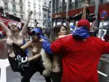 Varias activistas de Femen, durante la protesta que han protagonizado en la madrileña calle de Alcalá, dentro del recorrido de la IV Marcha por la Vida organizada por la plataforma Derecho a Vivir contra el aborto.