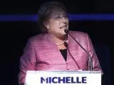 La candidata a la presidencia de Chile Michelle Bachelet, de la opositora Nueva Mayoría, habla a sus seguidores.