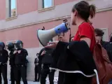 Agentes de los Mossos d'Esquadres frenan una protesta estudiantil en la UPF.