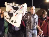 El miembro de ETA Jokin Mirena, rodeado de familiares y amigos, abandona la prisión de Zuera (Zaragoza) tras el acuerdo de la Audiencia Nacional de excarcelar a nueve presos de ETA, en aplicación de la sentencia del Tribunal de Estrasburgo sobre la doctrina Parot.