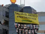 Un grupo de activistas de Greenpeace despliegan pancartas en la sede de la compañía Shell en Madrid.