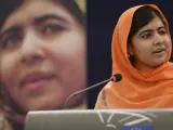 Malala Yousafzai, la joven de 16 años que fue tiroteada por los talibán por luchar por los derechos de las niñas a la educación, ofrece un discurso tras recibir el premio Sájarov del Parlamento Europeo en la sede de Estrasburgo.